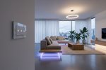 Sala de estar moderna com lâmpada inteligente Wi-Fi de luz quente — iluminação inteligente para casa