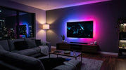Fita LED RGB instalada atrás da TV numa sala de estar moderna com luz ambiente colorida — iluminação inteligente DOMUTRA