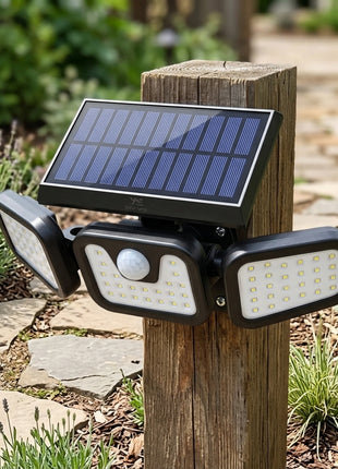 Holofote solar LED duplo com sensor de movimento montado num poste de madeira