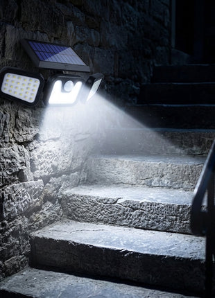 Holofote solar LED com sensor e feixe de luz amplo, montado em escadas de pedra