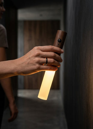 Candeeiro de parede LED em madeira, cilindro com sensor, luz quente