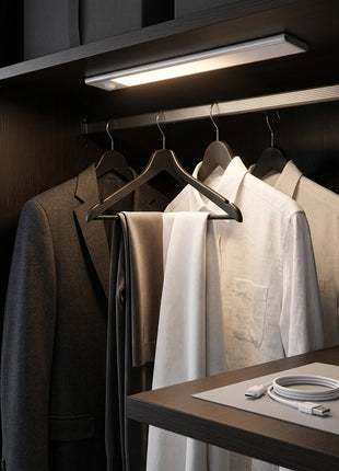 Luminária LED linear em roupeiro, luz branca sobre cabides