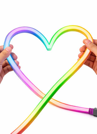 Fita LED neon RGB flexível em cores, a formar um coração com as mãos