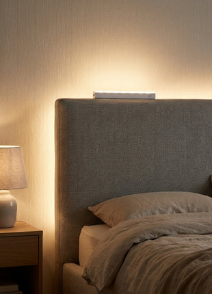 Barra LED iluminada na cabeceira da cama, com sensor de movimento