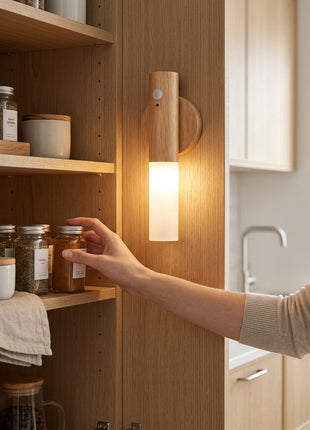Luz LED de parede com sensor e WiFi, abajur cilíndrico branco e suporte em madeira