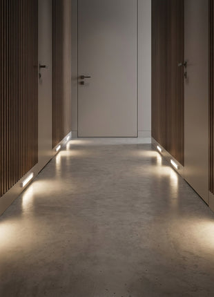 Barra LED com luz embutida nas laterais do corredor e sensor de movimento