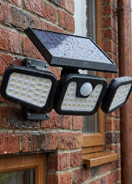 Holofote solar LED com sensor PIR e três módulos, fixado na parede de tijolo