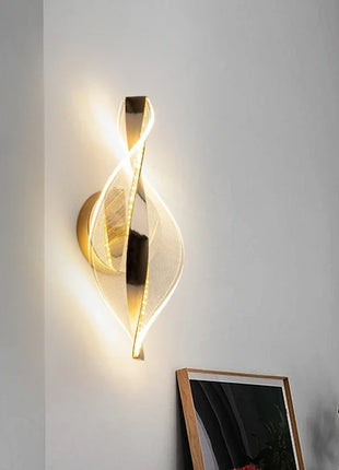 Aplique de parede LED dourado com fita em espiral e placa circular refletora.