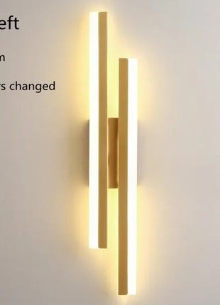 Aplique de parede LED minimalista dourado com duas barras verticais e luz quente