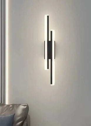 Aplique de parede LED minimalista preto com barras verticais iluminadas