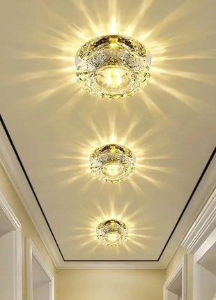 Plafon LED embutido com cristal e base dourada, conjunto com três focos redondos