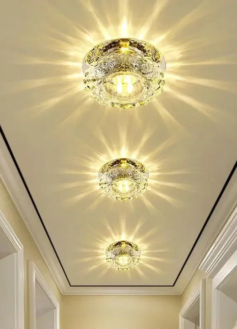 Plafon LED embutido com cristal e base dourada, conjunto com três focos redondos
