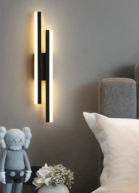 Aplique de parede LED minimalista com barras verticais pretas e luz quente