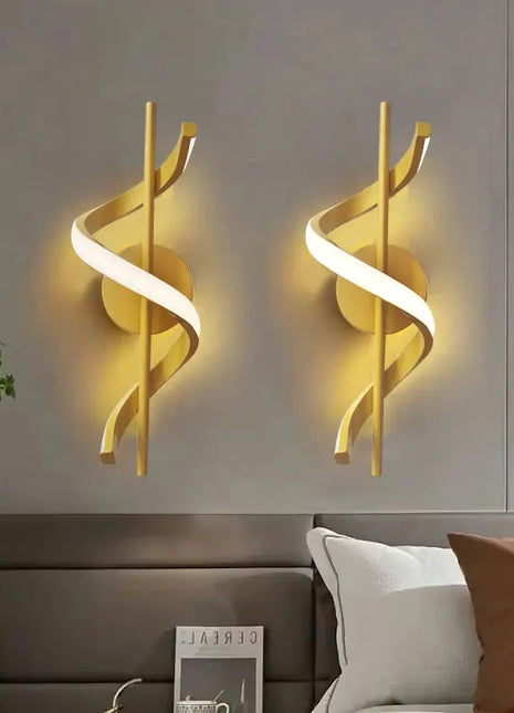 Aplique de parede LED em espiral dourada, com luz quente e suporte vertical