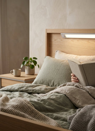Barra LED embutida no teto, luz quente junto à cama