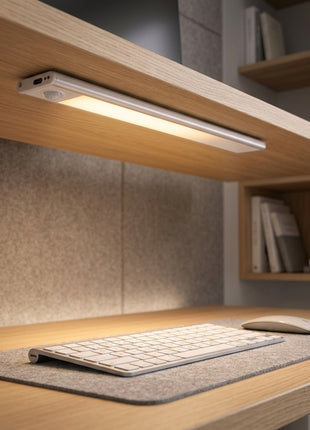 Luminária LED linear sob armário, luz quente sobre secretária
