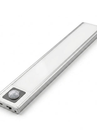 Barra LED com sensor PIR, corpo prateado e lente circular na extremidade.