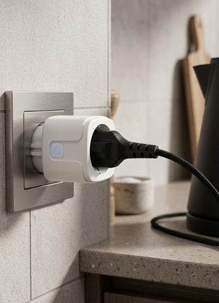 Tomada inteligente Zigbee 3.0 branca na parede, com ficha e cabo preto