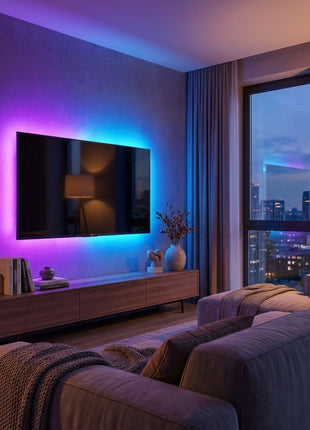 Fita LED RGB Wi‑Fi a iluminar a parede atrás da TV, luz roxa e azul