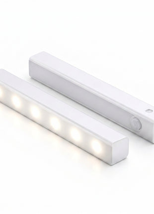 Barra LED branca com sensor de movimento e luz acesa nas extremidades