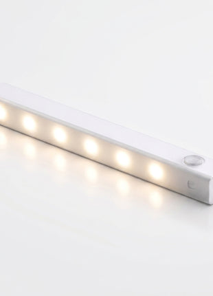 Barra LED branca acesa com sensor na zona frontal e saída na extremidade