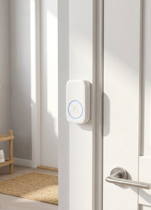 Campainha sem fios branca ao lado da porta, com ícone de sino e anel azul.