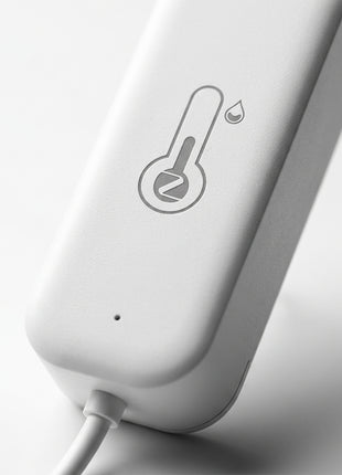 Sensor Tuya branco em ângulo, ícone de temperatura e gota de humidade
