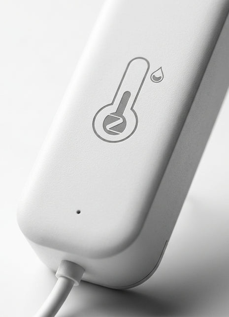Sensor Tuya branco em ângulo, ícone de temperatura e gota de humidade