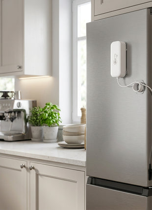 Sensor Tuya de temperatura e humidade branco, fixado na parede, com cabo