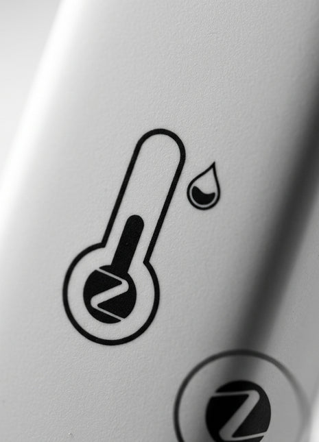 Sensor Tuya branco em detalhe, ícone de temperatura e humidade no corpo