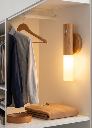Candeeiro de parede LED com sensor, abajur branco e suporte em madeira clara