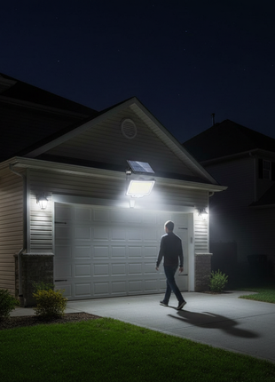 Foco solar exterior com luz LED acesa, fixado num poste, para iluminação de entrada