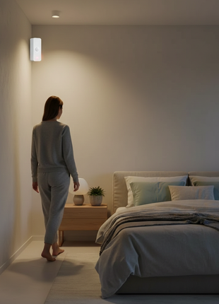 Sensor de movimento PIR branco na parede, em zona de quarto.